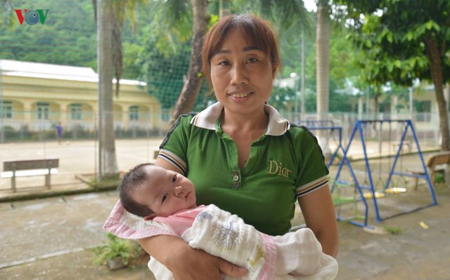 Chị Nguyễn Thị Lăng đón bé trong niềm vui mừng, hạnh phúc.