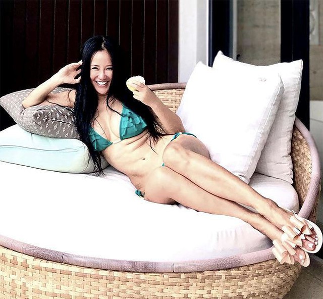 Mới đây, Hồng Nhung bất ngờ tung ảnh bikini trong chuyến lưu diễn kết hợp nghỉ dưỡng ở Đà Nẵng cùng hai con.