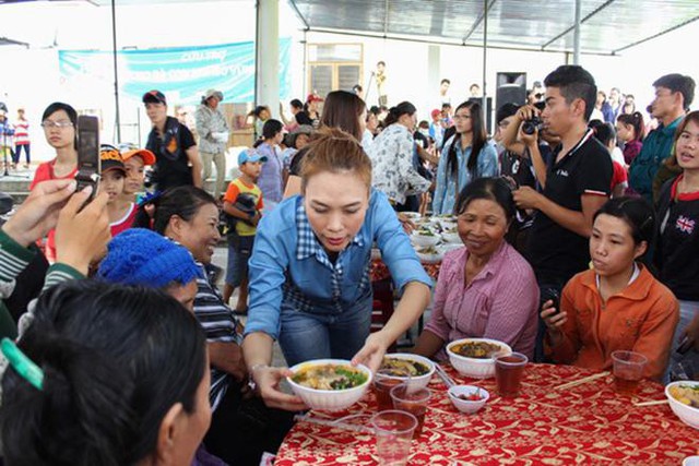 Cô còn tự tay bê ra phục vụ dân nghèo.