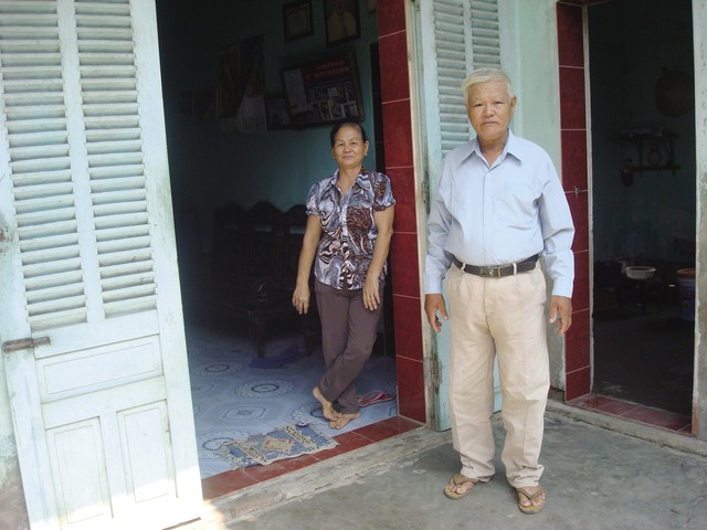 
Vợ chồng ông Lân vui mừng khi nhận lại căn nhà tổ tiên

