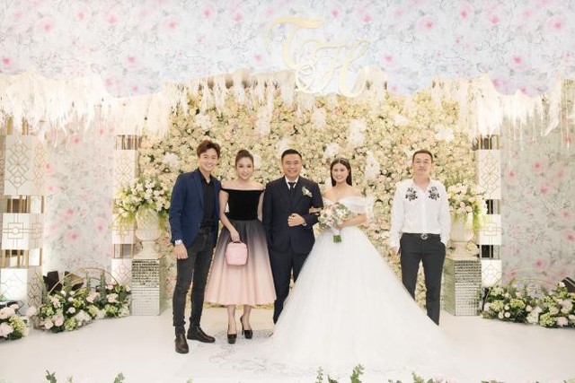 Tối 31/5, đạo diễn Nhất Trung và vợ Lê Ngọc Huyền vừa tổ chức tiệc cưới sang trọng tại TP HCM.