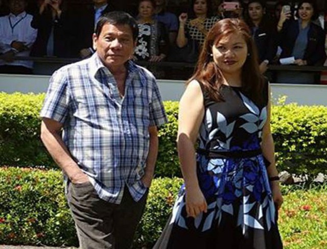 Ông Duterte bên cạnh bà Honeylet Avanceña. Ảnh: Mirror.