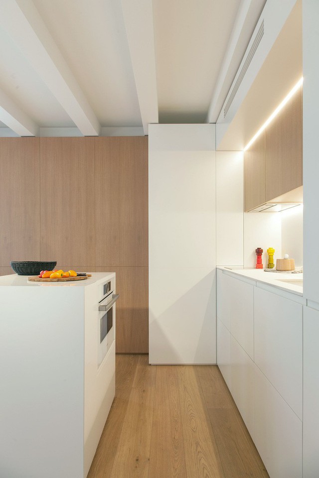 
Kệ, tủ và đồ nội thất đa năng có thể gấp lại được giấu khéo léo và biến hóa thông minh trong căn hộ tại Barcelona này

