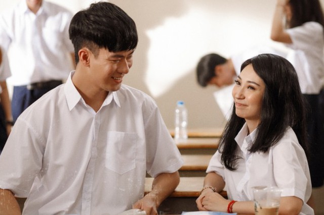 Trong MV, Đào Bá Lộc vào vai một nam sinh có tình cảm với bạn trai (trái) cùng lớp học. Anh chàng chỉ dám ngắm đối phương từ xa mà không dám thổ lộ tình cảm. Tình yêu lớn dần, liệu có thể tiếp tục hay dừng lại khi nó khác biệt.