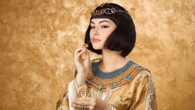 Một trong những cách thức thu hút đàn ông của Cleopatra là dùng tinh dầu thơm