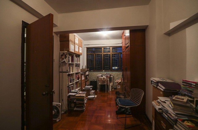 Phòng ngủ chính được sử dụng làm thư viện và không gian lưu trữ. Ảnh: Xiaomei Chen.