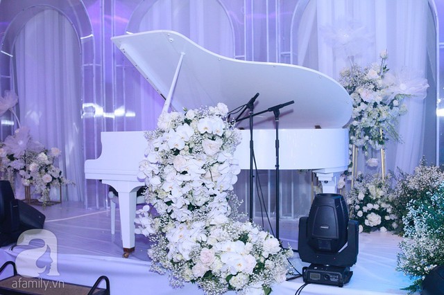 Một chiếc đàn piano lớn được di chuyển lên sân khấu. Rất có thể, chú rể sẽ chơi đàn cho cô dâu hát trong sự kiện trọng đại này.