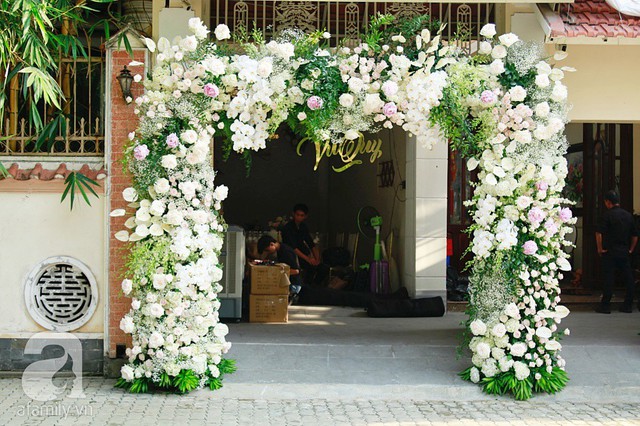 Cổng hoa phía ngoài trước thiết kế theo phong cách vintage châu Âu với kiểu dáng đơn giản.