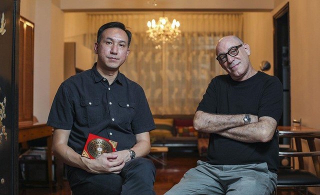 Thầy phong thủy William Chiu và người thuê nhà Marcus tại căn hộ. Ảnh: Xiaomei Chen.