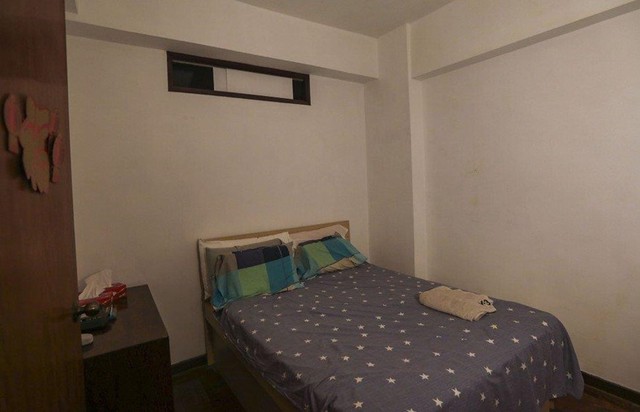 Phòng ngủ nhỏ hơn ở phía sau căn hộ được sử dụng làm phòng ngủ chính. Ảnh: Xiaomei Chen.