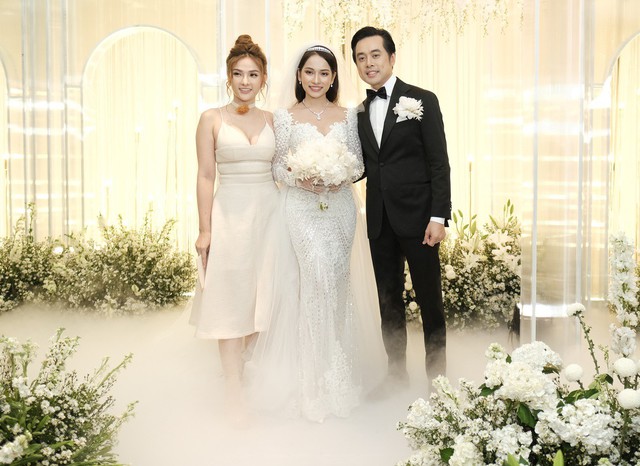 Ca sĩ Thu Thuy khoe vòng 1 gợi cảm tại lễ cưới của Dương Khắc Linh và Sara Lưu.