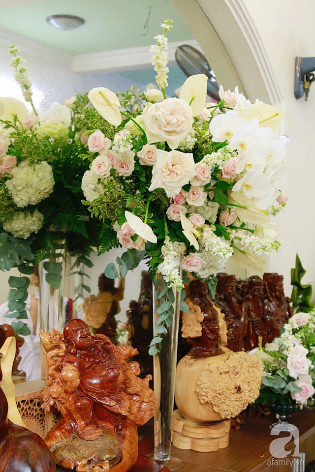 Nhà cô dâu Sara Lưu cũng sử dụng phần lớn các loại hoa nội địa để trang trí thay vì sử dụng hoa nhập ngoại tốn kém.