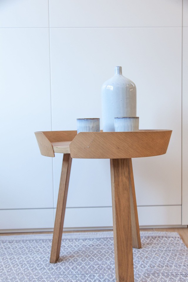 
Một chiếc bàn bằng gỗ có thể được sử dụng như ghế ngồi.

