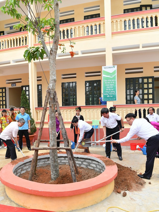 Đồng chí Trần Quốc Vượng - Ủy viên Bộ Chính trị, Thường trực Ban Bí thư cùng lãnh đạo địa phương và lãnh đạo Vietcombank trồng cây lưu niệm tại trường