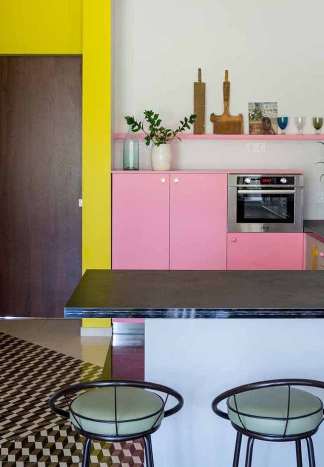 
Những căn bếp được trang trí với màu sắc rực rỡ luôn khiến bất kỳ ai cũng cảm thấy đầy thu hút.
