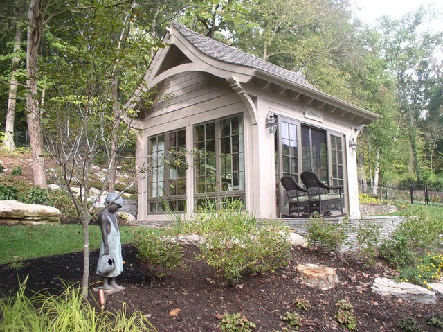
Một không gian thưởng trà được kết hợp ngay chính tại nhà kho của gia chủ trong một không gian vườn xanh tươi tốt. Cấu trúc mái vòm cổ điển, chất liệu gạch đá be vintage vô hình trung tạo nên hiệu ứng bất ngờ.
