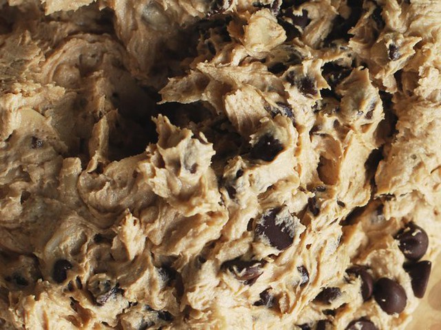Công đoạn mệt nhất khi nướng các loại bánh cookie, muffin, bánh quy... chính là nhào bột. Vì thế, mỗi khi làm bánh bạn nên nhào nhiều bột một chút, để dành cho lần sau vì các loại bột bánh này có thể bảo quản tốt trong ngăn đá tủ lạnh. Đối với bánh quy đường thì bạn chỉ việc bọc bột bánh trong bịch nylon là ổn. Còn với các loại bánh cookie, bạn có thể nặn thành từng viên tròn, đặt trong hộp nhựa cho tiện.