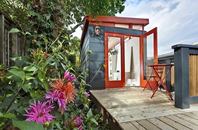 
Một nhà kho đẹp mắt và phong cách được thiết kế tại Seattle với phần khung gỗ màu đỏ chói bắt mắt.
