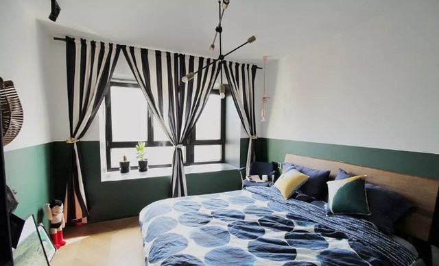 
Phòng ngủ với những họa tiết bắt mắt từ rèm, chăn ga giúp không gian nghỉ ngơi thêm sinh động.
