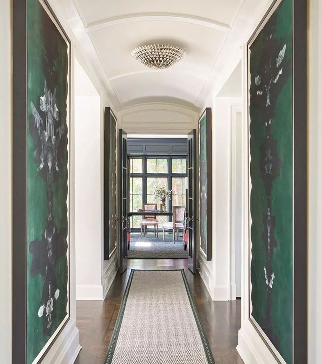 
Không chỉ là điểm nhấn của lối hành lang, những tấm thảm trải sàn còn có tác dụng tốt trong việc giữ lại bụi bẩn trước khi bạn vào các không gian sinh hoạt chính khác của gia đình.

