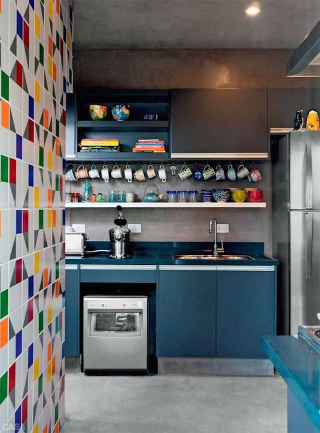 
Với những căn bếp nhỏ hẹp thì sử dụng màu sắc tươi sáng để trang trí là một lựa chọn thông minh.
