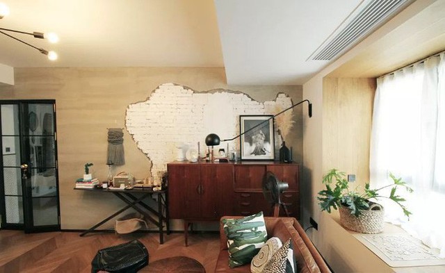 
Góc phòng khách đẹp bình dị nhưng vẫn toát lên nét độc đáo từ cách decor sàn đến tường.
