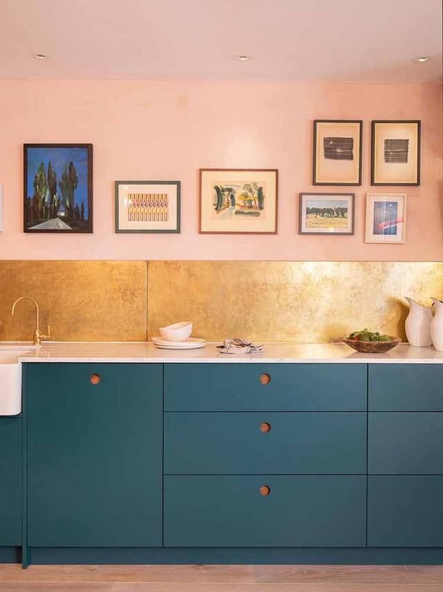 
Bạn có thể tự mình sơn lại cho bộ tủ bếp đã phai màu với những gam màu sắc nổi bật như thế này.
