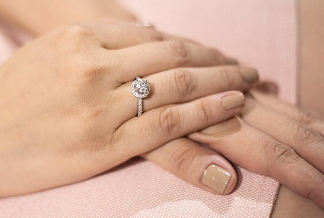 Chiếc nhẫn đính hôn mà Thu Thuỷ vừa được bạn trai tặng lấp lánh trên tay phải của cô.
