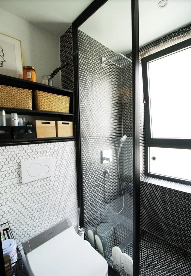 
Phòng tắm được trang trí đơn giản với hai gam màu trắng - đen.
