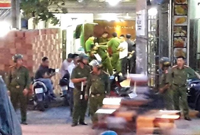 Khám nhà Nguyễn Tấn Lương được thực hiện trong đêm. Ảnh: Tiền phong