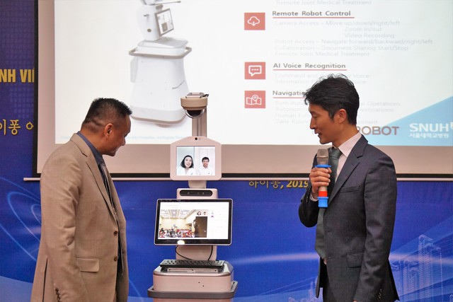 
Bác sĩ Bùi Quang Chiến (trái) đang test vận hành thử nghiệm robot. Ảnh: Minh Lý

