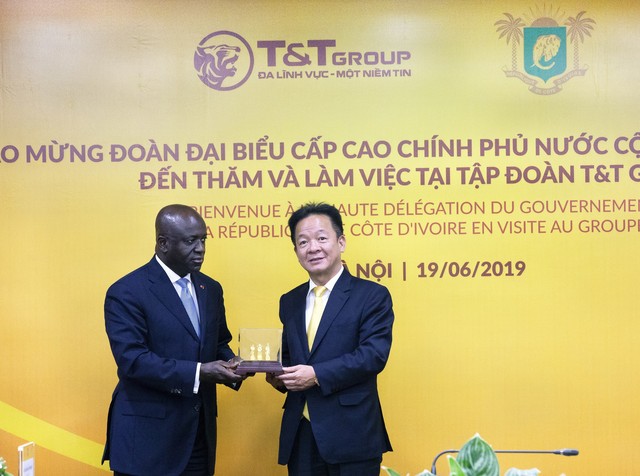 
Chủ tịch HĐQT kiêm Tổng Giám đốc Tập đoàn T&T Group Đỗ Quang Hiển trao quà lưu niệm cho Bộ trưởng Bộ Ngoại giao Bờ Biển Ngà Marcel Amon Tanoh
