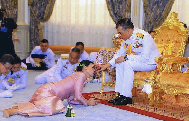 Hoàng hậu Suthida quỳ rạp để nhận ban phước của Vua