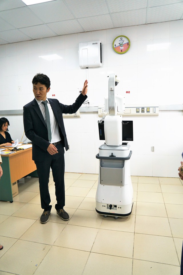 
Đại diện ĐH Quốc gia Hàn Quốc đang giới thiệu về tính năng cũng như vận hành robot

