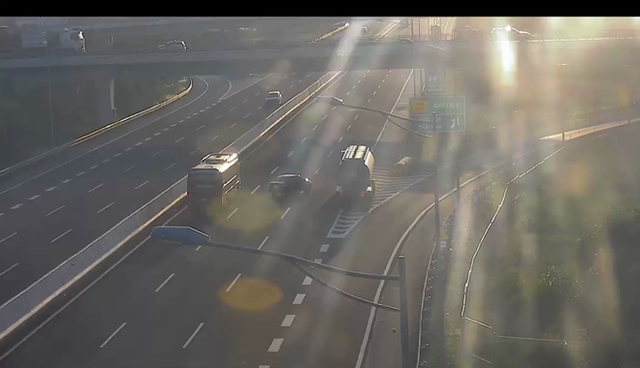 Xe ô tô đang đi lùi trên cao tốc Hà Nội - Hải Phòng. Ảnh chụp màn hình 