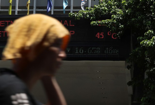 Bảng nhiệt độ của một doanh nghiệp ở phố Khâm Thiên chỉ nhiệt độ ngoài trời 45 độ C, lúc 13h. Còn nhiệt độ khí tượng (đo trong lều, cách mặt đất 2 m) trên 39.