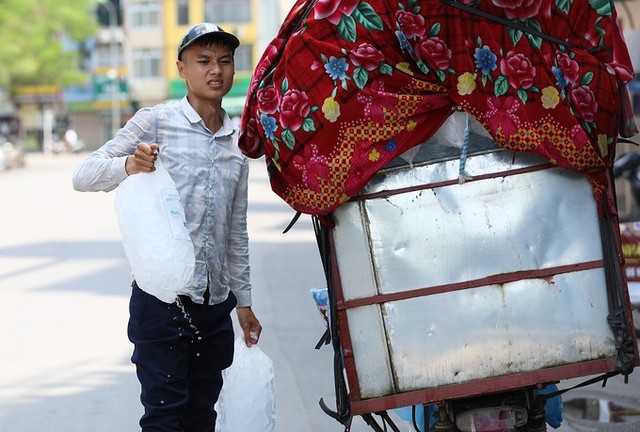 Mấy ngày nay, đá được giao tăng gần gấp đôi. Ngày thường giao 200 túi, hôm nay mới đầu giờ trưa mà tôi đã giao 300 túi, anh Thảo vừa gỡ túi đá giao cho hai cửa hàng trên phố Ngọc Hà vừa nói.