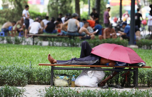 Dự báo ngày mai miền Bắc giảm nhiệt, riêng Hà Nội vẫn nóng 37 độ C. Đến thứ hai 24/6, những cơn mưa rào sẽ chấm dứt nắng nóng.