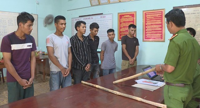 
6 thanh niên bị tạm giữ tại công an. Ảnh: Minh Lộc.
