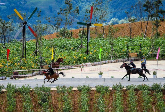 Du khách thích thú thử một lần cưỡi ngựa dạo chơi Sun World Fansipan Legend - Ảnh 2.