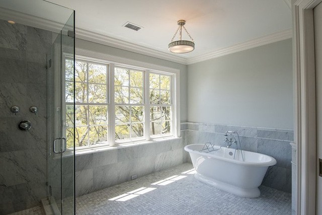
Ngày nay, thiết kế cửa sổ phòng tắm cỡ lớn được xem là xu hướng thiết kế vô cùng hữu ích.
