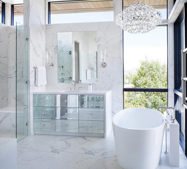 
Một căn phòng tắm tràn ngập ánh sáng cũng khiến người dùng cảm thấy sạch sẽ, dễ chịu hơn nhất nhiều.
