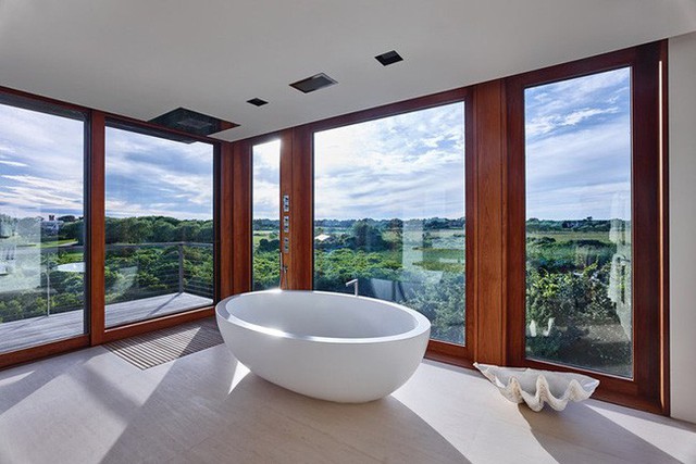 
Không chỉ cửa sổ, căn phòng tắm này còn thiết kế tường kính bao quanh để tạo cảm giác thông thoáng, gần gũi với thiên nhiên bên ngoài hơn.
