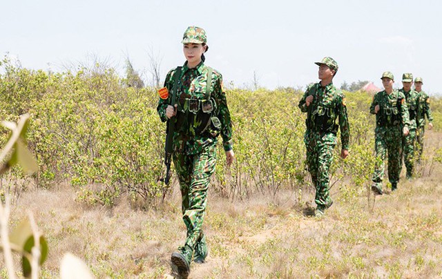 Cô tự tin cùng các đồng đội nam tham gia nội dung tìm kiếm, phát hiện điểm khả nghi và phối hợp giải quyết tình huống.