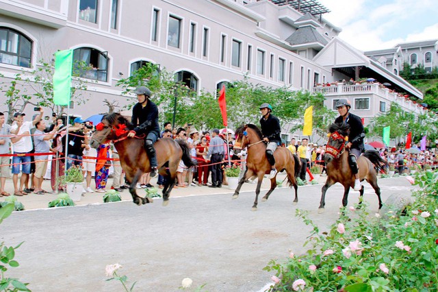 Du khách thích thú thử một lần cưỡi ngựa dạo chơi Sun World Fansipan Legend - Ảnh 4.