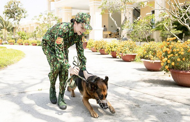 Cô nhanh chóng làm quen với việc ra hiệu lệnh, chỉ huy, tác chiến bên những chiến sĩ 4 chân.