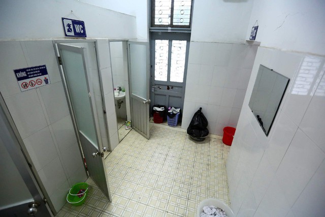 
Phòng in sao đề là một hội trường rộng, có khu vực nhà tắm, nhà vệ sinh riêng và nằm khép kín trong hội trường.
