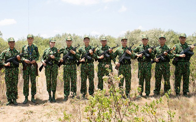 Nữ ca sĩ chụp ảnh kỷ niệm cùng các chiến sĩ trên thao trường. Trà Ngọc Hằng hiện bận rộn với dự án âm nhạc trữ tình - bolero dài hơi, đánh dấu việc cô trở lại làng nhạc sau thời gian tập trung cho vai trò làm mẹ.