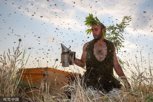 Kinh hãi người đàn ông Thổ Nhĩ Kỳ để 10kg ong bám trên cơ thể - Ảnh 1.
