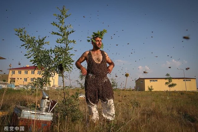 Kinh hãi người đàn ông Thổ Nhĩ Kỳ để 10kg ong bám trên cơ thể - Ảnh 3.